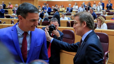 Sánchez con Feijóo, na estrea do líder do PP no Senado (EFE)