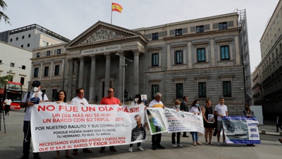 Familiares das vítimas do naufraxio do Villa de Pintaxo protestan ante o Congreso (EFE/Luis Millán)