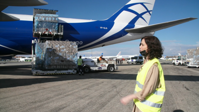 Isabel Díaz Ayuso acode ao aeroporto de Baraxas a recibir un avión con material para a loita contra a covid-19