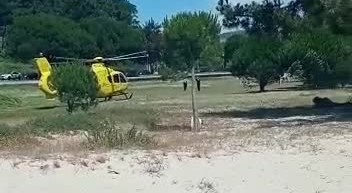 O helicóptero do 061 no areal de Lourido/ Policía Local de Poio