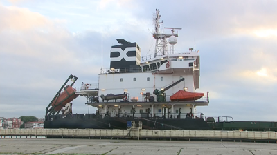 O buque Alppila permanece atracado no Peirao do Centenario