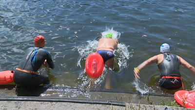 Os tres amigos e deportistas superaron os seus dós nadando.
