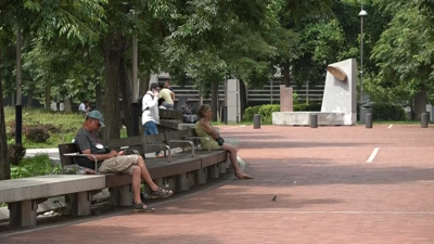 Xente á sombra nun parque de Bilbao