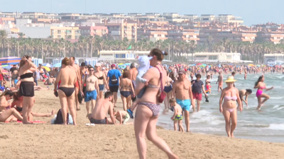 Unha praia valenciana ateigada durante esta vaga de calor