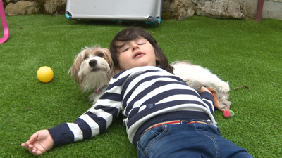 Álex coa súa cadela de alerta médica, Alma