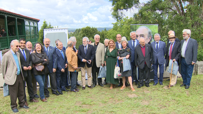 Foto de familia durante a entrega do Premio Trasalba a Carlos Mella