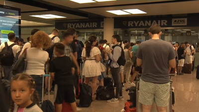 Pasaxeiros afectados pola cancelación do seu voo fronte ás oficinas de Ryanair no aeroporto do Prat