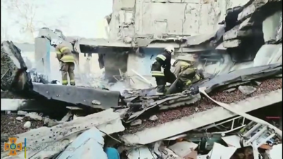 Os servizos de emerxencias busan entre os cascallos tras o ataque ruso en Odesa