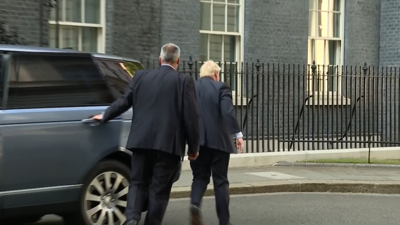 Boris Jonhson chegando a Downing Street despois de coñecer as dimisións