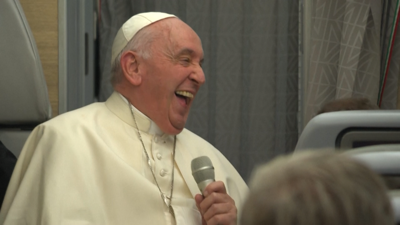 O papa Francisco dialogou case unha hora cos xornalistas