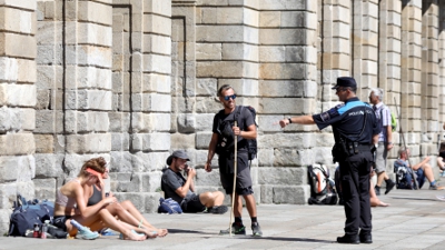 A Policía Local alerta os peregrinos da prohibición, polo momento sen sancións económicas. EFE/Xoán Rey