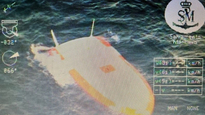 Imaxe do veleiro envorcado. FOTO / Salvamento Marítimo
