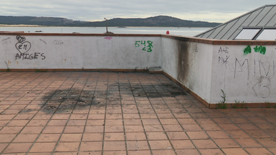 Os mozos queimaron un sofá vello na terraza da casa do mar