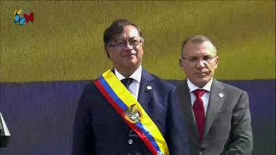 Gustavo Petro coa banda como novo presidente de Colombia