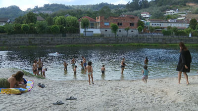 O río serviu de refuxio para combater a calor abafante.