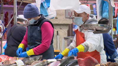 Posto de venda de peixe no mercado de Pontevedra