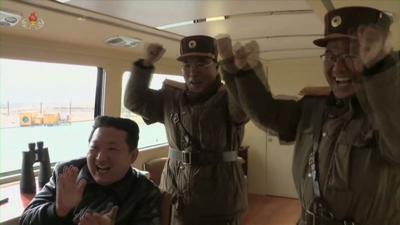 O líder de Corea do Norte celebra o lanzamento dun mísil (arquivo)