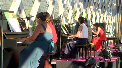 As pianistas colócanse sobre a ponte internacional de Tui-Valença do Miño