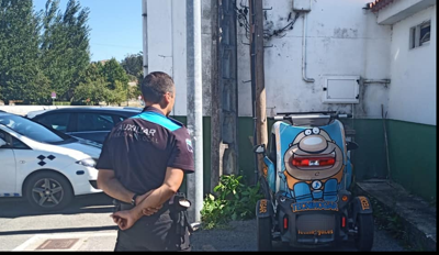 Identifican un condutor que cargaba o seu vehículo nunha farola en Poio / Policía Local de Poio