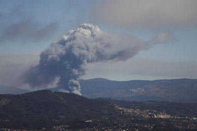 Vista do incendio en Monçao, norte de Portugal, este domingo desde o Alto de Puxeiros