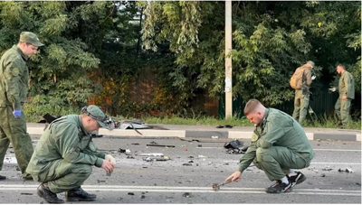 Investigadores no lugar da explosión do coche bombaI/ INVESTIGATIVE COMMITTEE OF RUSSI | REUTERS