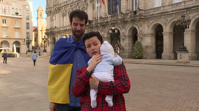 Anna Bilyk co seu bebé e Óscar Madarro, presidente da Asociación AGA-Ucraína