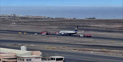 Avión de Ryanair no momento en que o retiran da pista de Tenerife-Sur