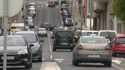 A rúa, residencial e en pendente, fai de circunvalación da Estrada entre a N-634 e PO-841