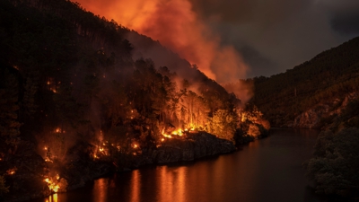 Vista nocturna do incendio forestal en Ribadavia (EFE/Brais Lorenzo)