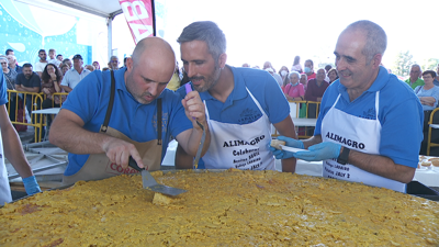 A tortilla xigante feita con 1.000 ovos e 150 quilos de patacas da Limia.