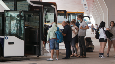 Imaxe de arquivo de viaxeiros en autobús.