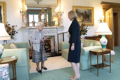 A foto que divulgou o Palacio de Buckingham mostra unha monarca sonriente e axudada por un bastón mentres dá a man á dirixente 