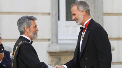 Filipe VI saúda o presidente do Supremo á súa chegada ao acto de apertura do ano xudicial (EFE/ Juan Carlos Hidalgo)