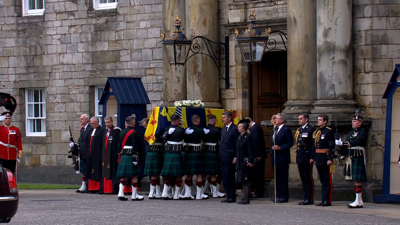 O cadaleito cos restos de Isabel II chega a Edimburgo