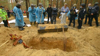 Ata o momento rescataron polo menos 440 cadáveres nas foxas de Izium