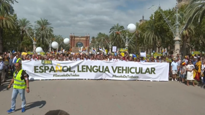 A cabeza da manifestación en Barcelona polo castelán nas escolas