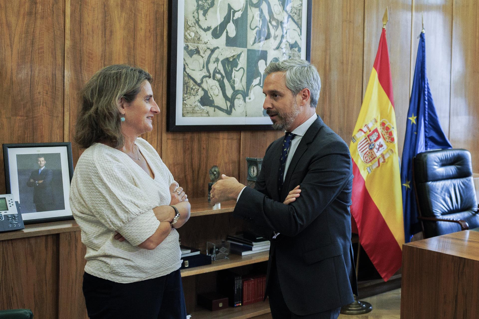 A ministra para a Transición Ecolóxica e o Reto Demográfico Teresa Ribera e o vicesecretario de Economía do PP Juan Bravo | Sergio Pérez (EFE)