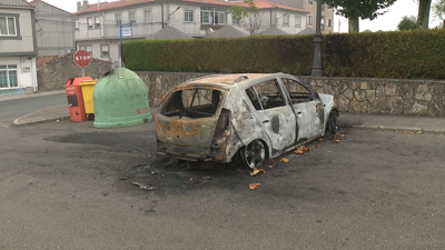 Estado en que quedou o coche da parella de Xabier despois de que o veciño lle prendera lume