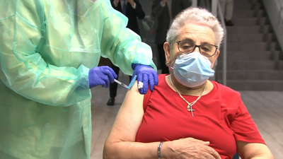 Nieves Castro, recibe a primeira vacina en decembro de 2020