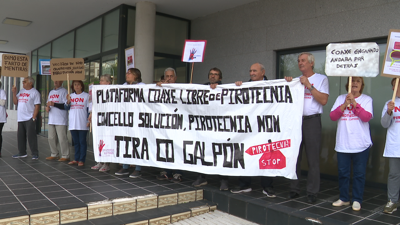Os afectados protestaron na porta do concello para facer chegar a súa mensaxe ao rexedor