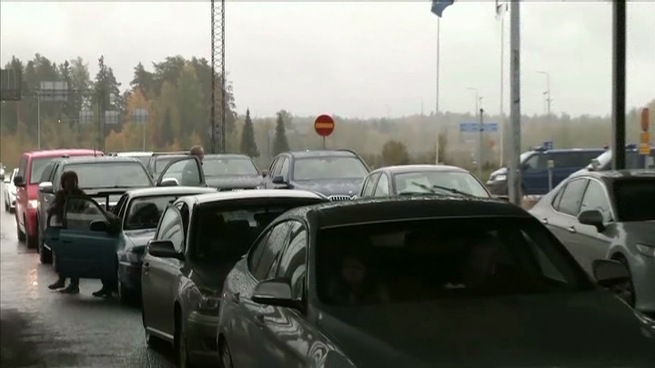 Milleiros de persoas foxen de Rusia en coche nos últimos días
