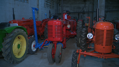 Imaxe dalgúns dos tractores históricos restaurados por Fariña en Carballo
