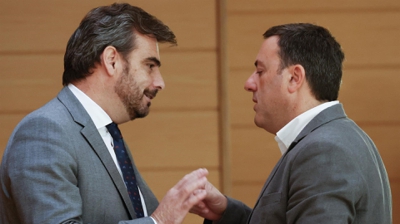 O vicepresidente Calvo e Formoso conversan no Parlamento (EFE J Lavandeira)