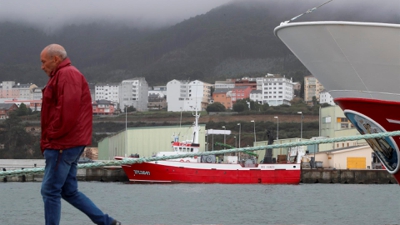 Un barco palangreiro permanece amarrado en Burela (EFE/ Eliseo Trigo)