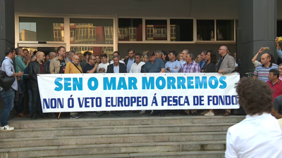 Pancarta principal da protesta convocada en Ribeira