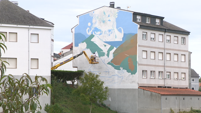 Novenoel pintando o seu mural, sobre a paisaxe da Ribeira Sacra