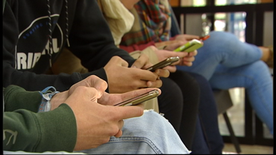 Adolescentes facendo uso das redes sociais desde os seus teléfonos móbiles