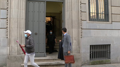 Algúns dos acusados acompañados do seu avogado á saída da Audiencia de Pontevedra