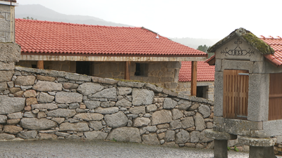 Vivendas rehabilitadas en Puxedo, no concello de Lobios.