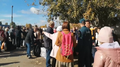 Cidadáns de Khersón agardan subir ao barco que os traslada á outra beira do Dniéper